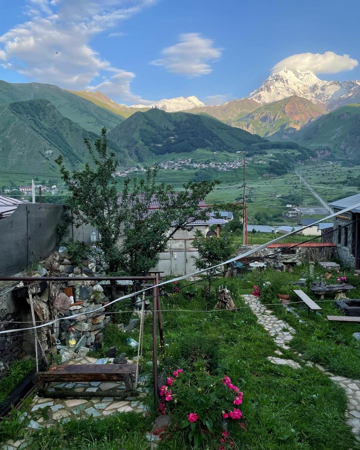 QUSHA Guest House Kazbegi Extérieur photo