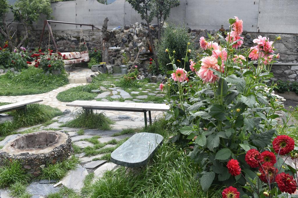 QUSHA Guest House Kazbegi Extérieur photo